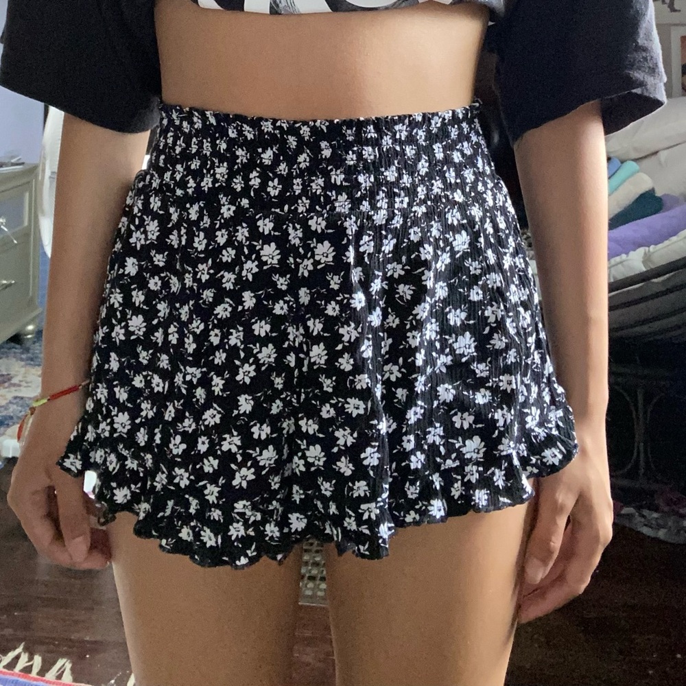 Kendall&Kylie black and white flower printed shorts. SIZE: S.